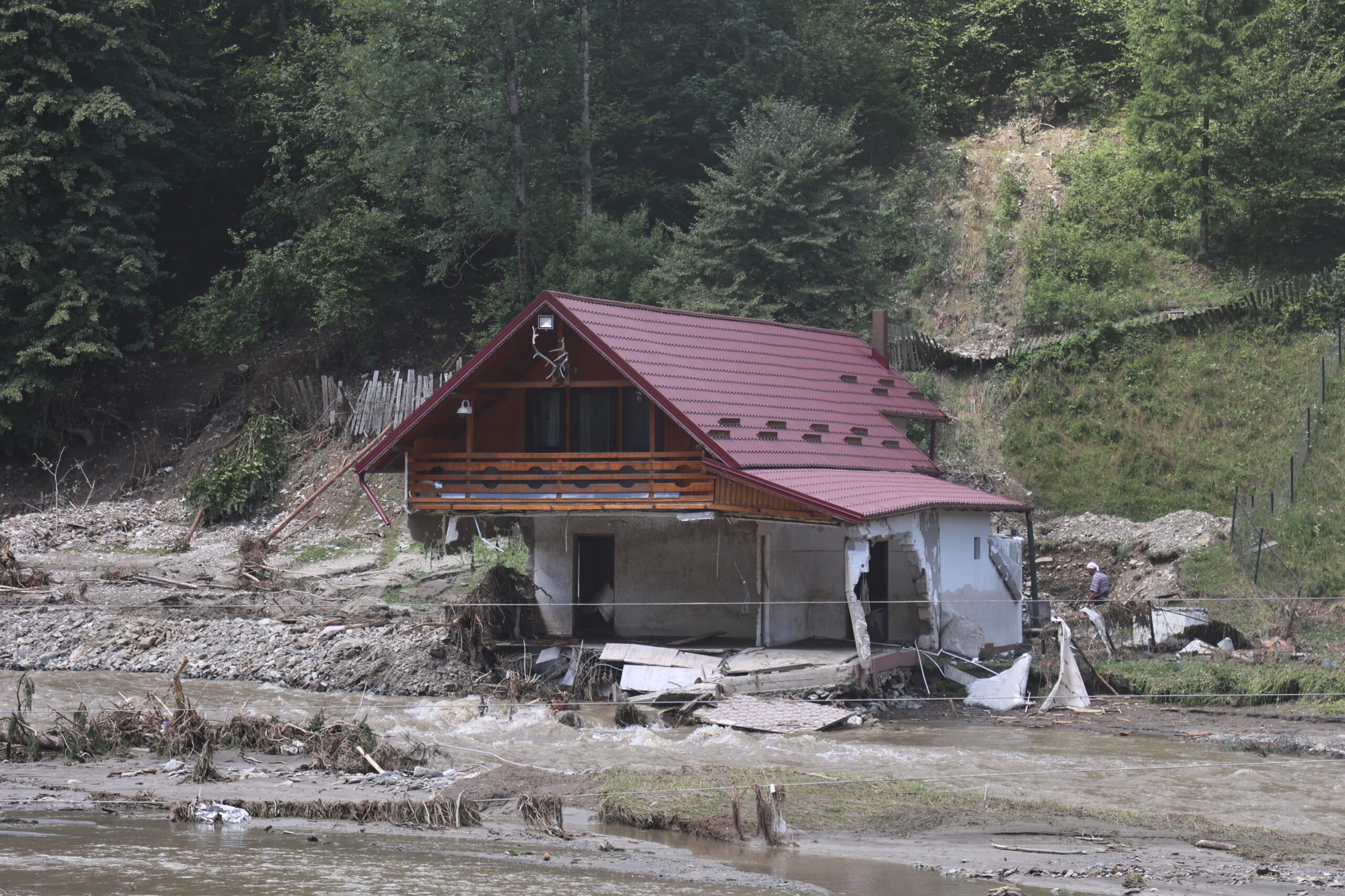 Ploile de duminică din zona Broșteni nu au impus activarea RO-ALERT. Când se transmit mesajele de avertizare?