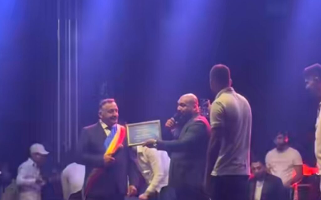 Dani Mocanu, premiat cu diplomă de excelență de primarul unei comune. Peste 80.000 de euro cheltuiți de administrația locală