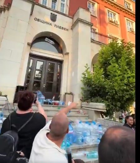 Frustrare maximă în Bulgaria. Mai multe localități și sate au restricții la utilizarea apei, iar, atunci când au apă, aceasta e contaminată