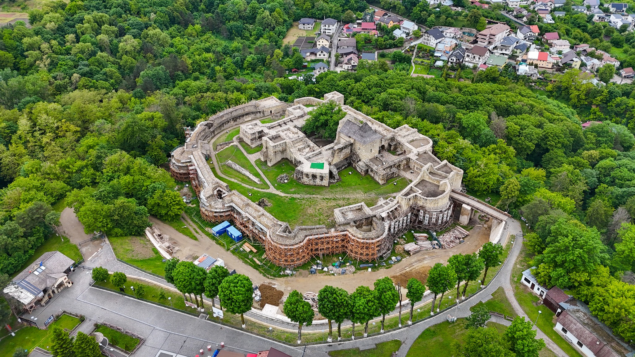 Încep lucrările pentru eliminarea infiltrațiilor de apă la Cetatea de Scaun a Sucevei