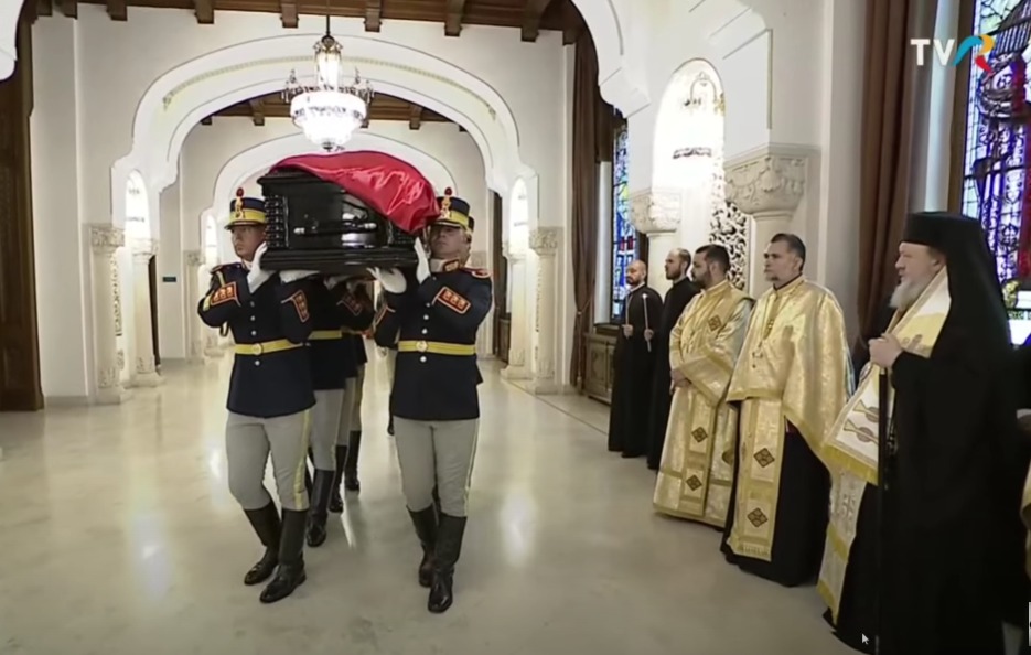 Sicriul cu trupul neînsuflețit al fostului președinte Ion Iliescu a ajuns la Cotroceni