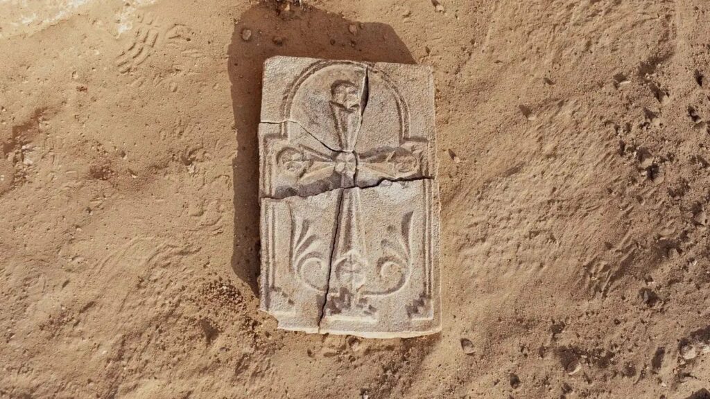 Cruce veche de cel puțin 1 300 de ani, descoperită în Emiratele Arabe Unite / Pe locul sitului arheologic a existat un așezământ monahal creștin