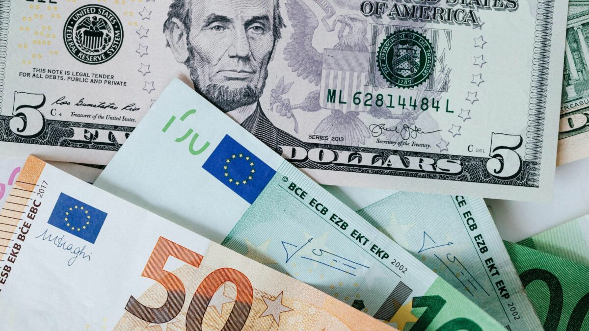 Curs valutar, 9 ianuarie. Euro și aurul au urcat