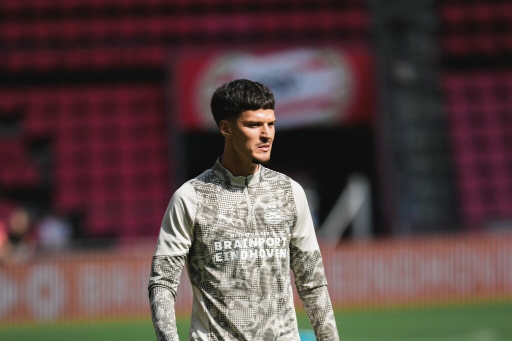 Oficial: Dennis Man a fost prezentat la PSV, campioana Olandei