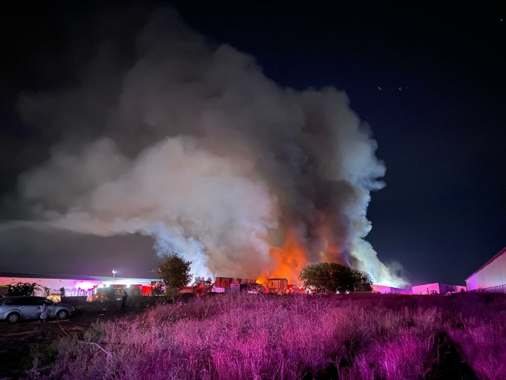 Incendiu la Dragonul Roșu: Aer irespirabil în sudul Capitalei, autoritățile monitorizează nivelul de poluare / Șeful Gărzii Naționale de Mediu: „Dacă condițiile atmosferice vor fi favorabile, estimăm că până în a doua parte a zilei aerul va deveni din nou respirabil”