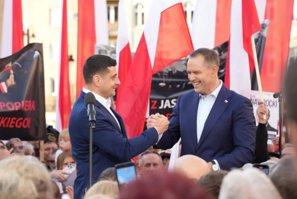George Simion, singurul lider român prezent la învestirea noului președinte al Poloniei. Simion: Polonia poate fi un model