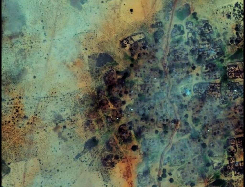 Imagini din satelit arată că se construiește o barieră în jurul orașului asediat din Sudan