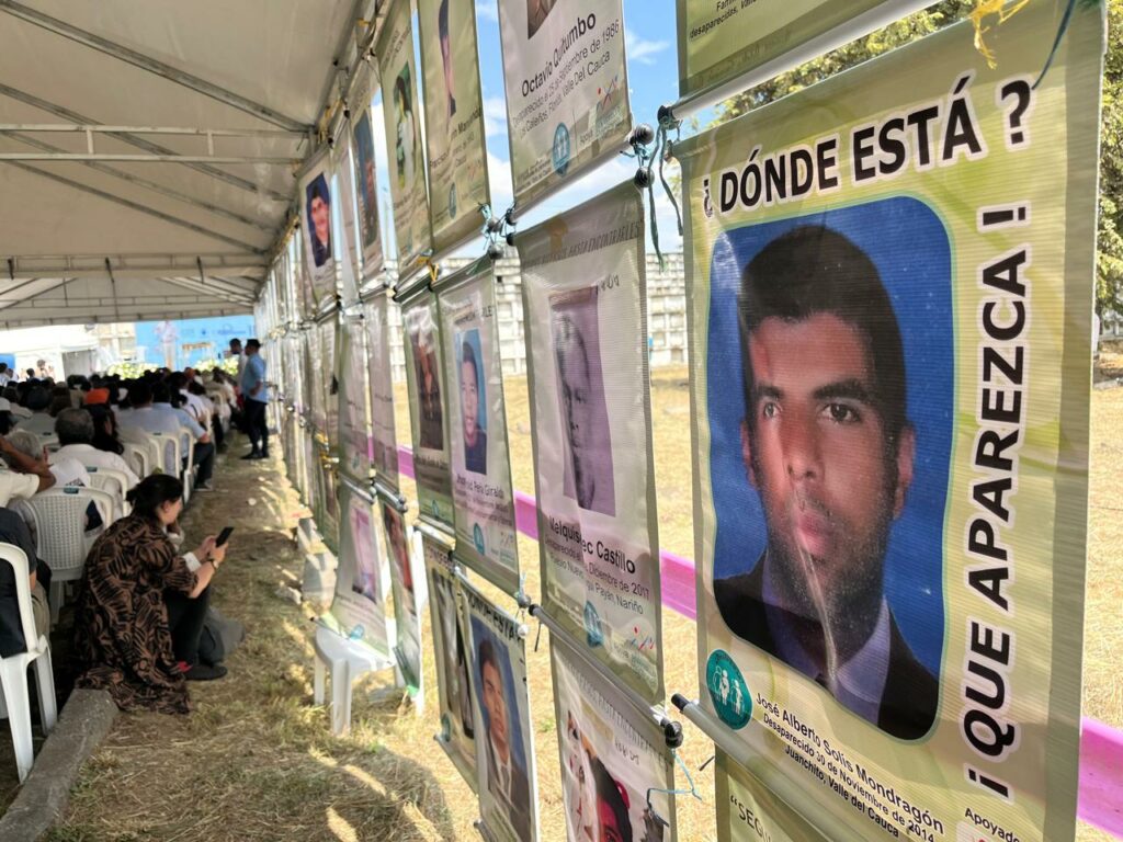 Foşti rebeli FARC şi soldaţi columbieni exhumă împreună victimele războiului