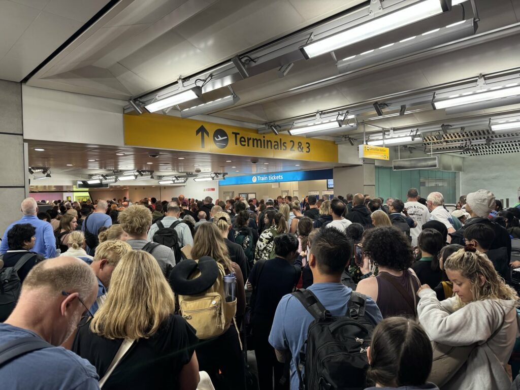 Haos pe Aeroportul Heathrow, unde sute de pasageri au rămas blocați în terminale