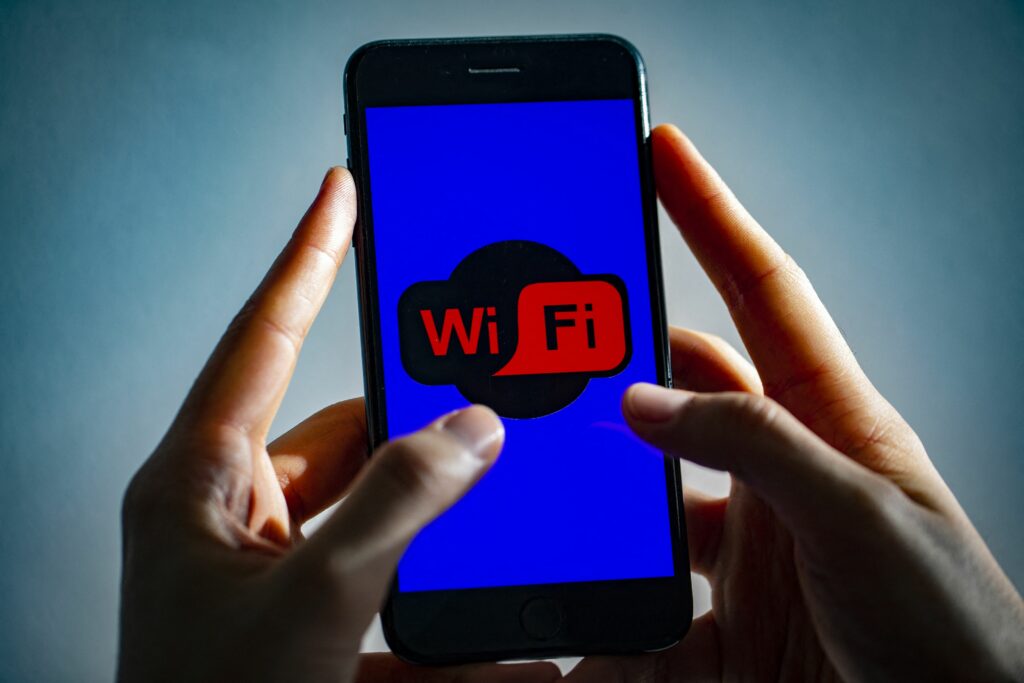 DNSC avertizează: Wi-Fi-ul public pune în pericol datele personale. Recomandări pentru utilizatori