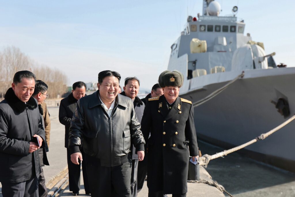 Kim Jong Un vizitează noua navă de război nord-coreeană, la trei luni după ce a criticat dur lansarea eșuată a unei alte nave