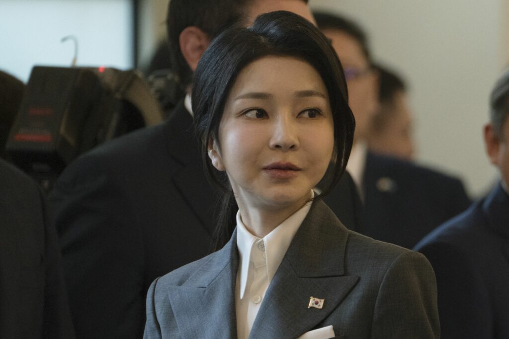 Fosta primă doamnă a Coreei de Sud, Kim Keon Hee, în fața instanței pentru decizia privind arestarea