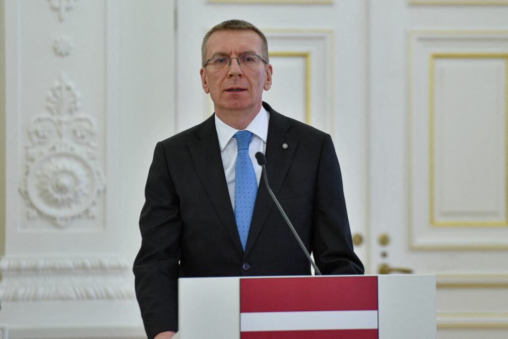 Letonia se alătură inițiativei NATO de a cumpăra armament pentru Ucraina