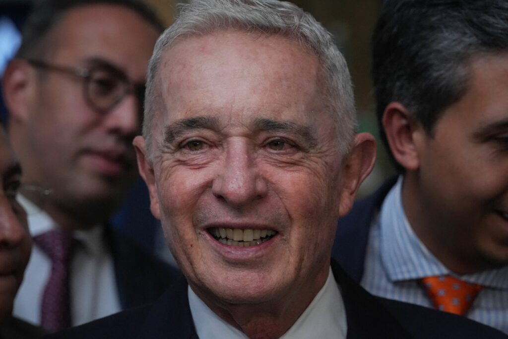 Fostul preşedinte al Columbiei, Alvaro Uribe, a fost condamnat la 12 ani de arest la domiciliu
