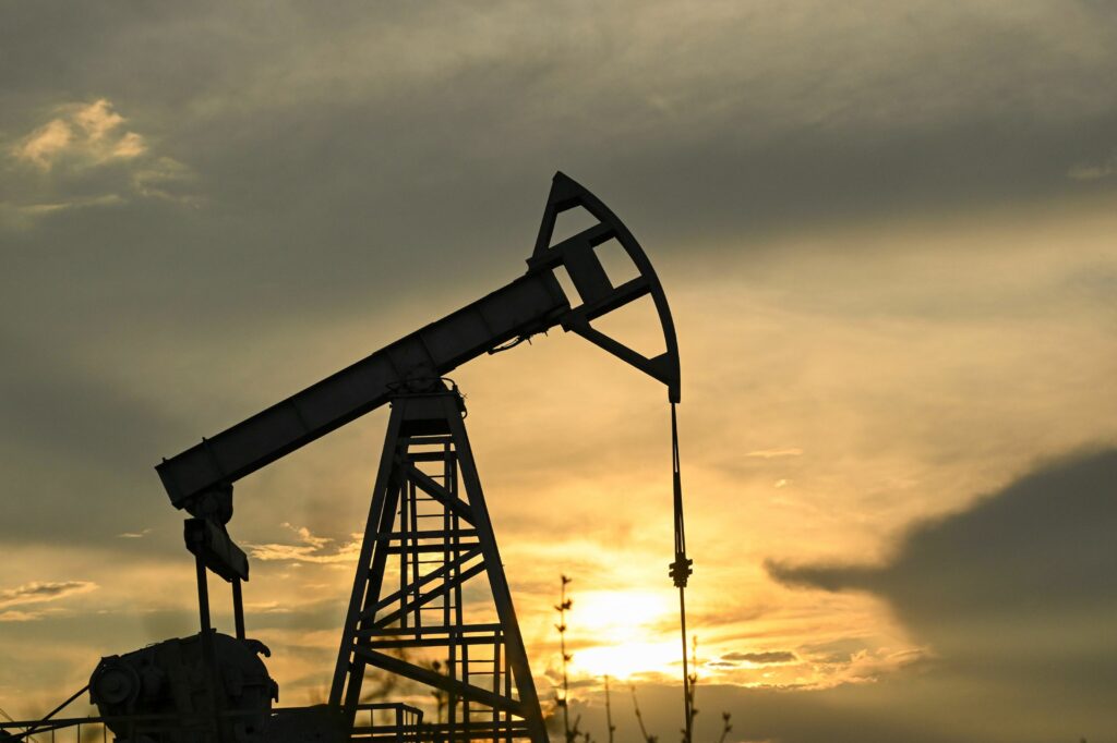 Prețul petrolului scade pe fondul așteptărilor privind ridicarea sancțiunilor împotriva Rusiei