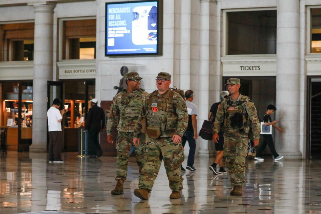 Unele unități ale Gărzii Naționale din Washington au început să poarte arme, în urma mobilizării anunțate de Trump