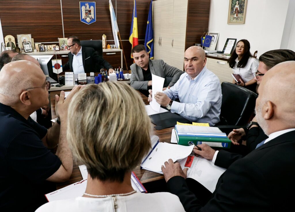 Bolojan a discutat cu autoritățile din Neamț și Suceava despre sprijinul pentru zonele afectate de inundații, programul Saligny și PNRR