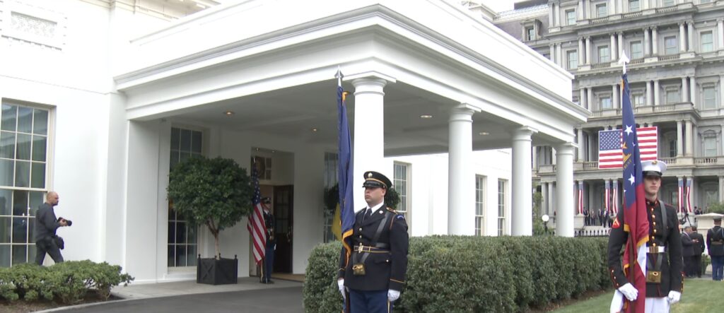 Sirenele de raid aerian sună la Kiev în timp ce liderii europeni se adună la Casa Albă