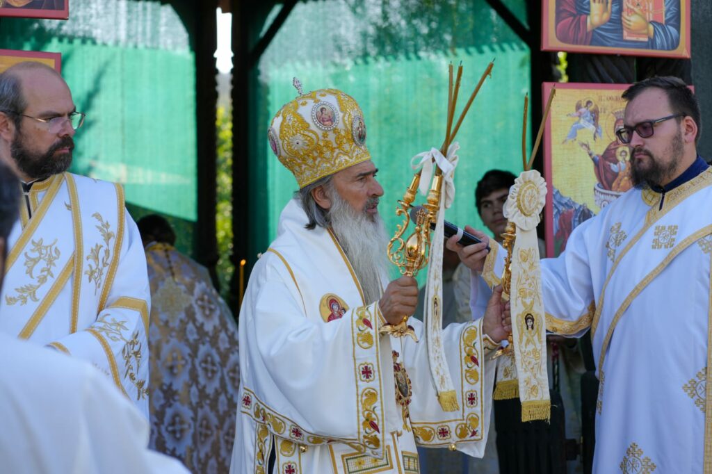 Moment viral la Arhiepiscopia Tomisului: Un clovn îngenunchează în fața Înaltpreasfințitului Teodosie, la finalul slujbei