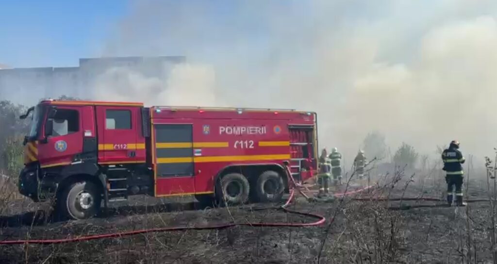 Incendiu pe 2000 mp între Arad și Horia – amenină să se extindă la mai multe mașini