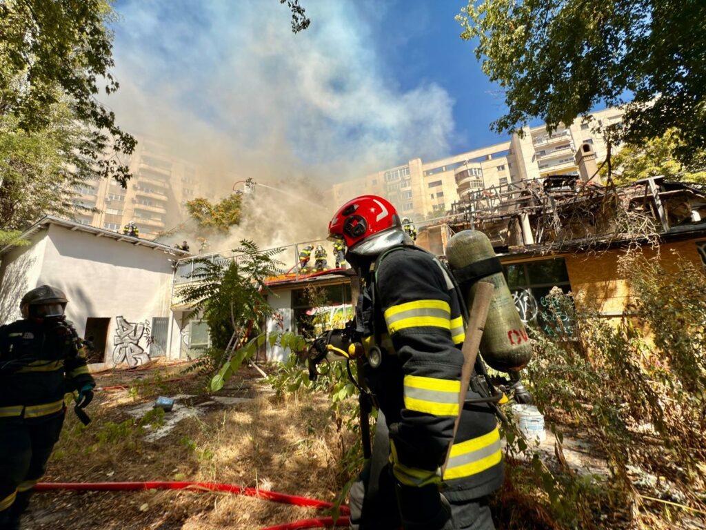 Fostul restaurant „Mărul de Aur” din Capitală a luat foc