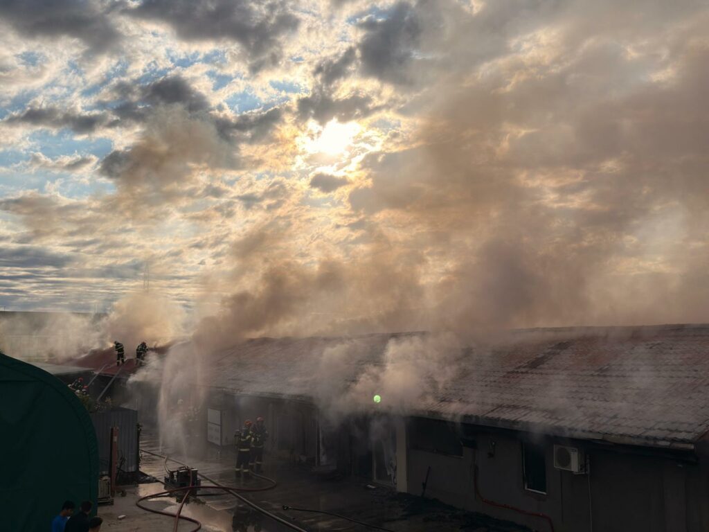Buftea: Incendiu uriaș, flăcări izbucnite într-un depozit