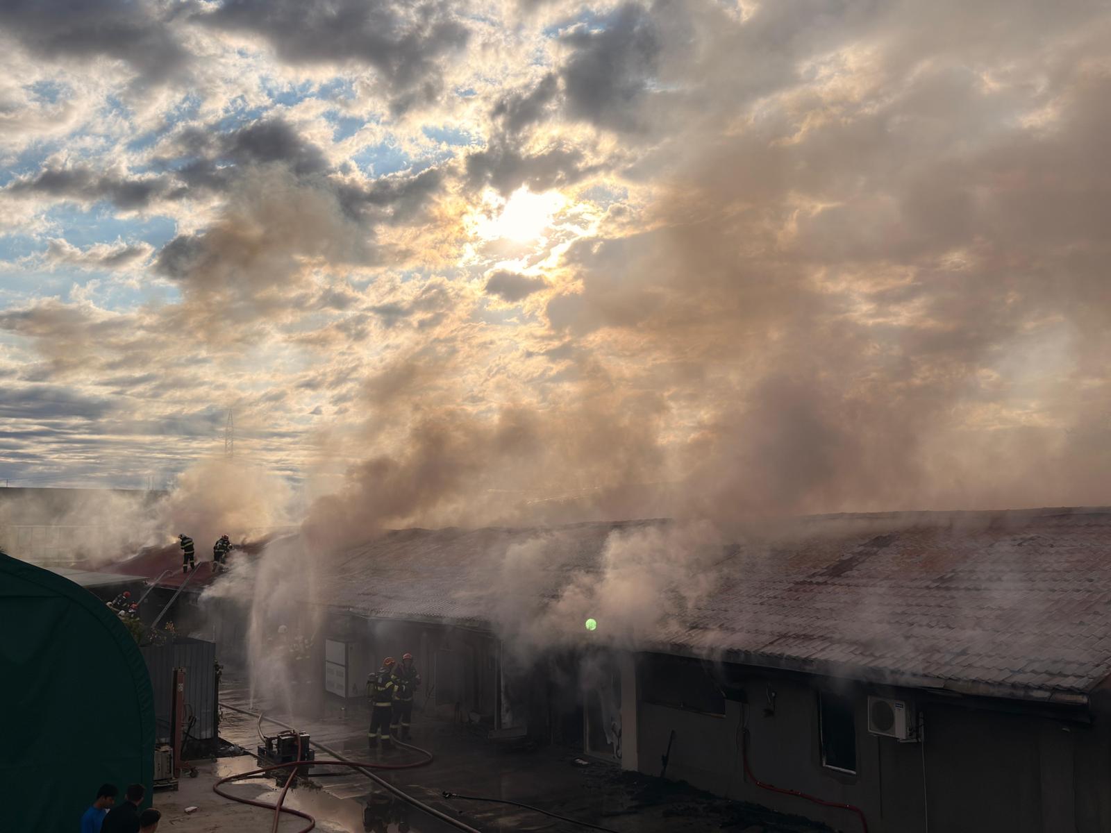 Incendiu uriaș, flăcări izbucnite într-un depozit