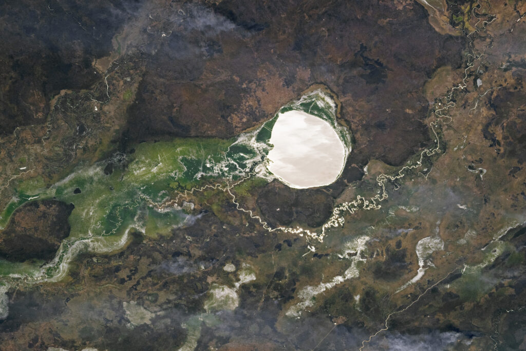 ”Oglindă” argintie gigantică în inima Africii. O fotografie realizată de un astronaut arată o „reflexie solară” rară, care strălucește pe Lacul Iro