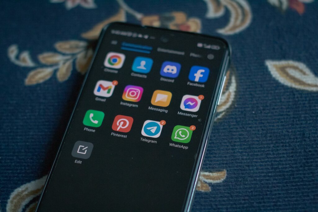 Rusia restricționează apelurile pe Telegram și WhatsApp, în favoarea aplicațiilor locale