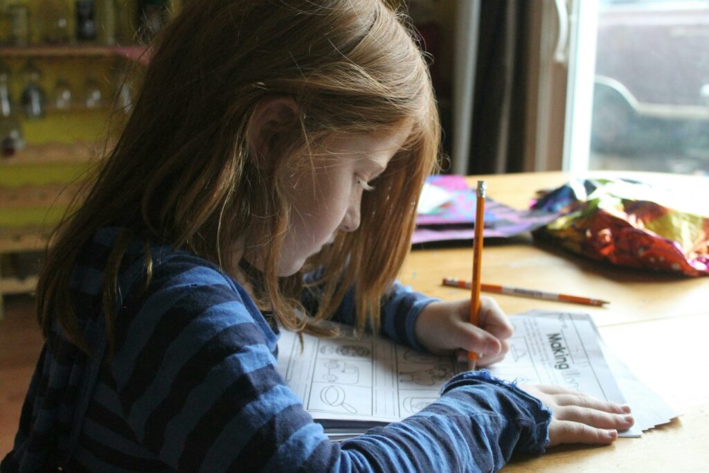 ParentED: Elevii români petrec de aproape 2 ori mai multe ore cu temele decât elevii din țările nordice