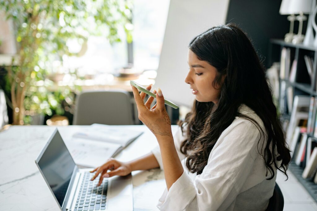 Freelancerii câștigă teren reparând greșelile AI: Companiile nu pot renunța la oameni