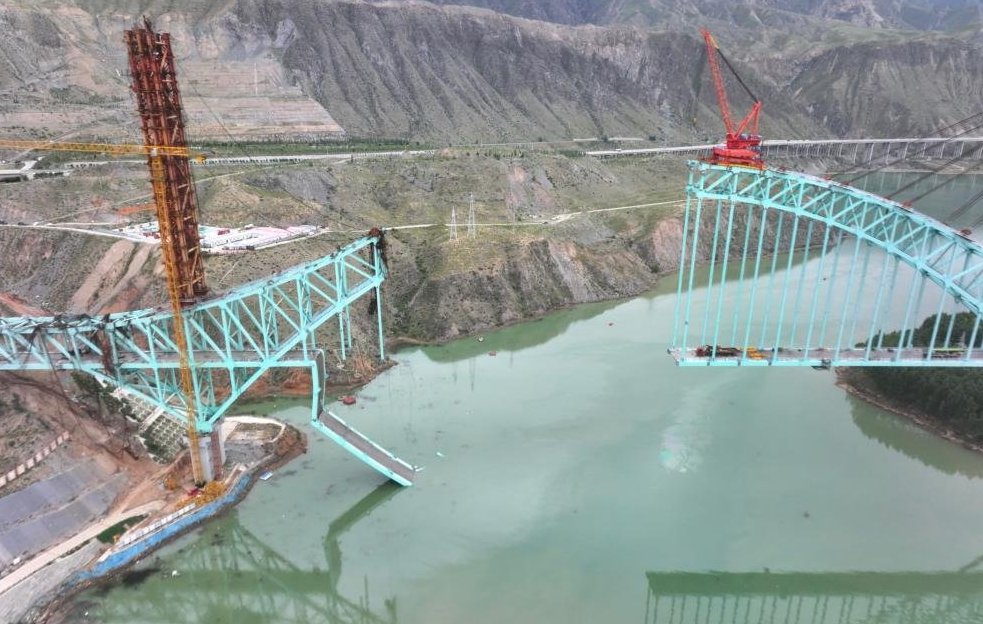 Mai mulți muncitori au murit în China, după ce un pod uriaș, aflat în construcție, s-a prăbușit