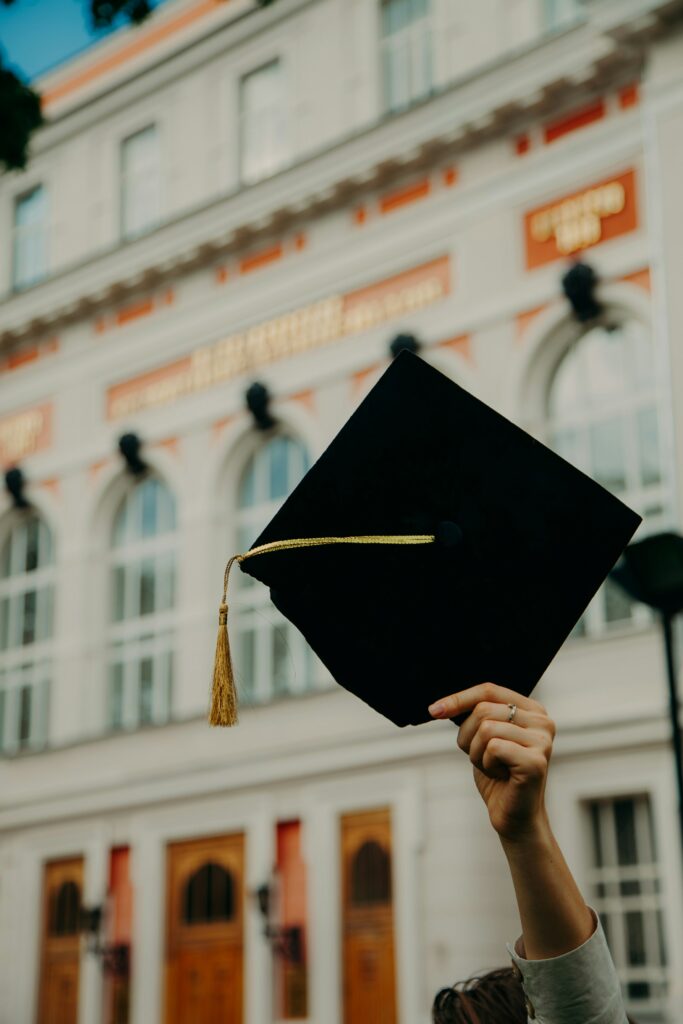 Lovitură pentru studenți. Bursele se vor acorda doar pe perioada activităților didactice / Studenții la taxă nu vor mai beneficia de bursă