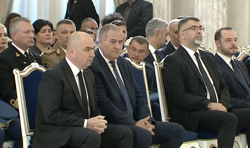 Premierul Ilie Bolojan și mai mulți miniștri, la catafalcul fostului președinte Ion Iliescu