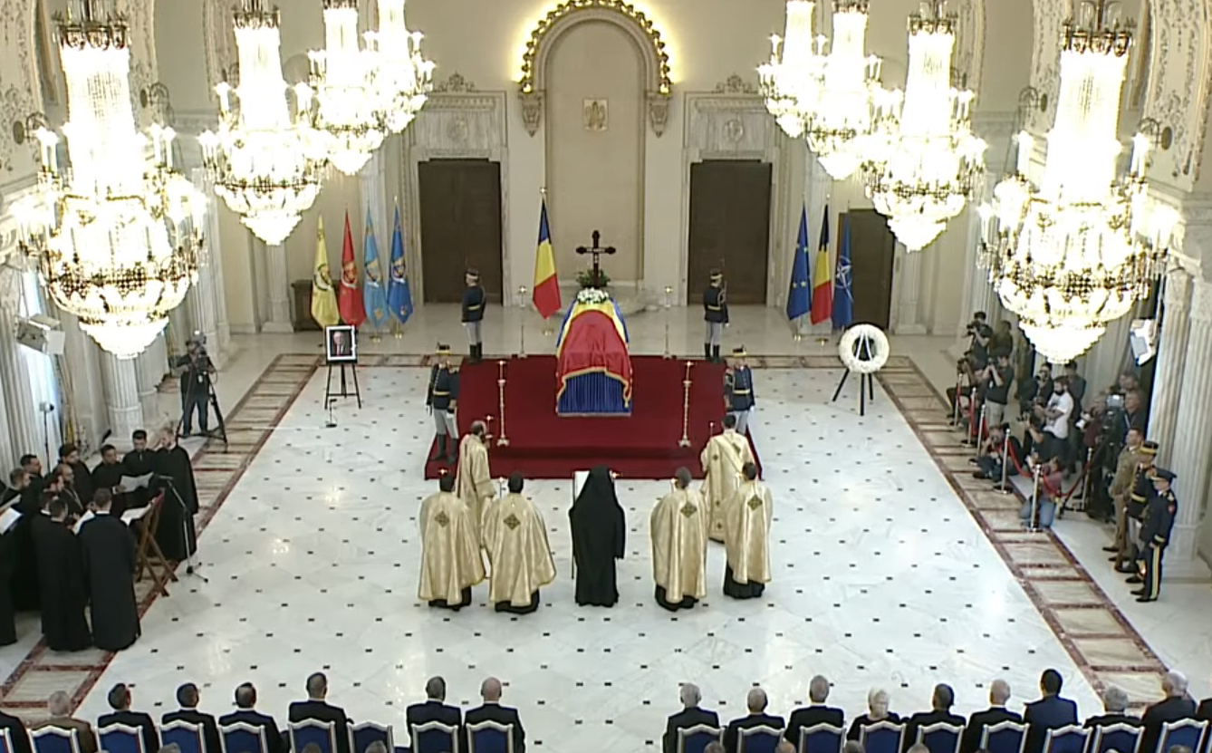 A început slujba la catafalcul lui Ion Iliescu. Nicușor Dan lipsește de la ceremonie