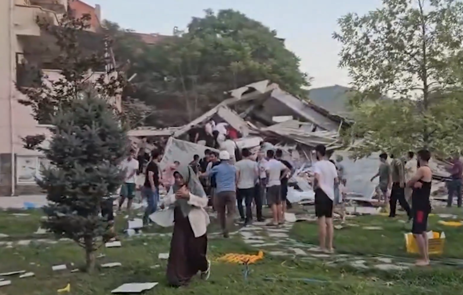 Clădiri prăbușite și persoane prinse sub dărâmături