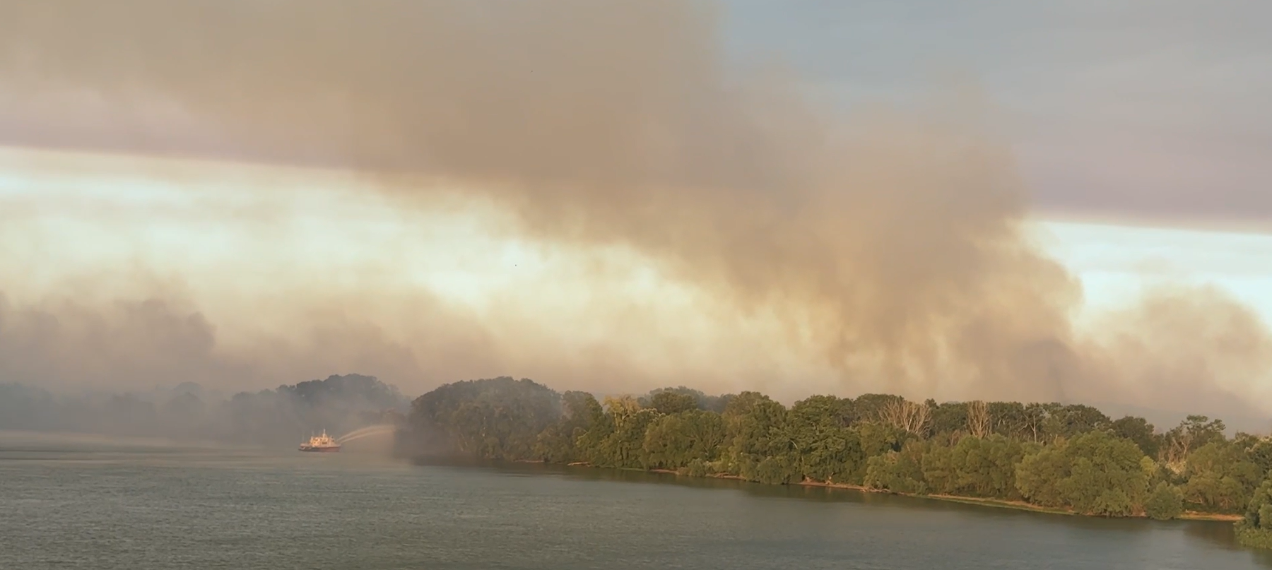 Intervenție din aer, de pe mare și terestru pentru stingerea focului Intervenție din aer, de pe mare și terestru pentru stingerea focului