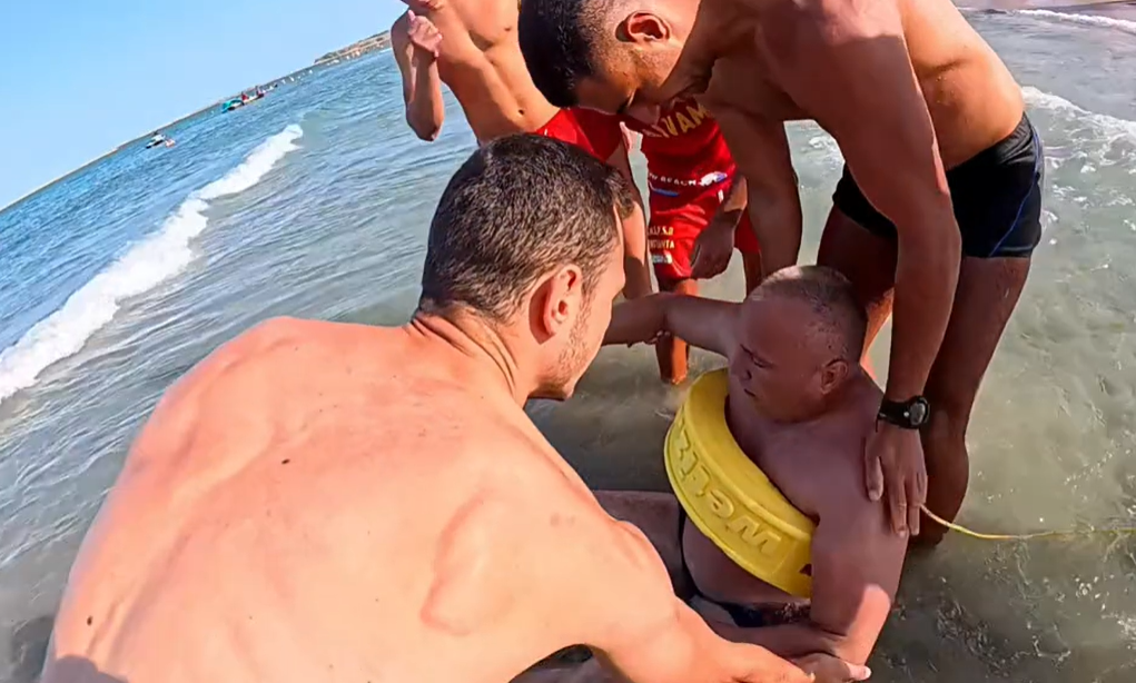 Bărbat salvat de la înec în ultimul moment. Fiica lui de 12 ani era salvată de o altă echipă