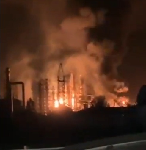 Rafinărie petrolieră din Samara, Rusia, în flăcări după un atac cu drone. Instalația, la 900 de kilometri de granița cu Ucraina