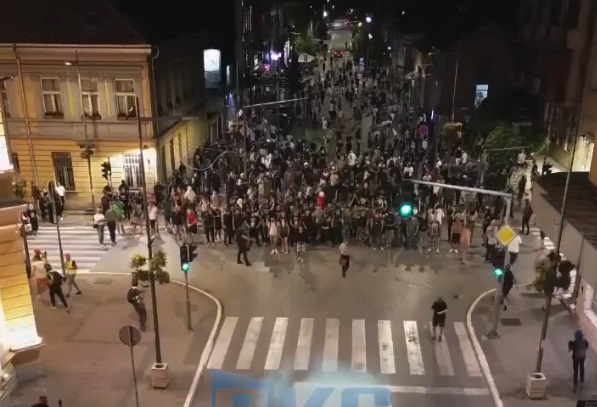 Noi violențe în Serbia. Protestatarii au vandalizat sediul partidului aflat la guvernare