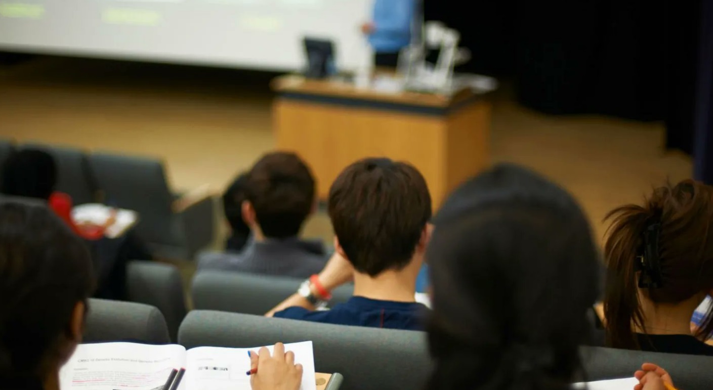 Nu vor fi probleme cu plata salariilor și burselor