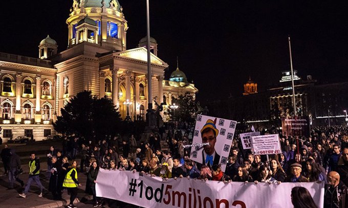Proteste violente în Serbia: a cincea noapte consecutivă de manifestații antiguvernamentale / Manifestanții au devastat sediul partidului de guvernământ din Novi Sad