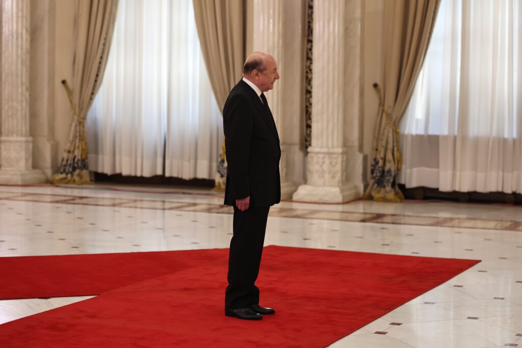 Traian Băsescu îi aduce un ultim omagiu fostului președinte Ion Iliescu