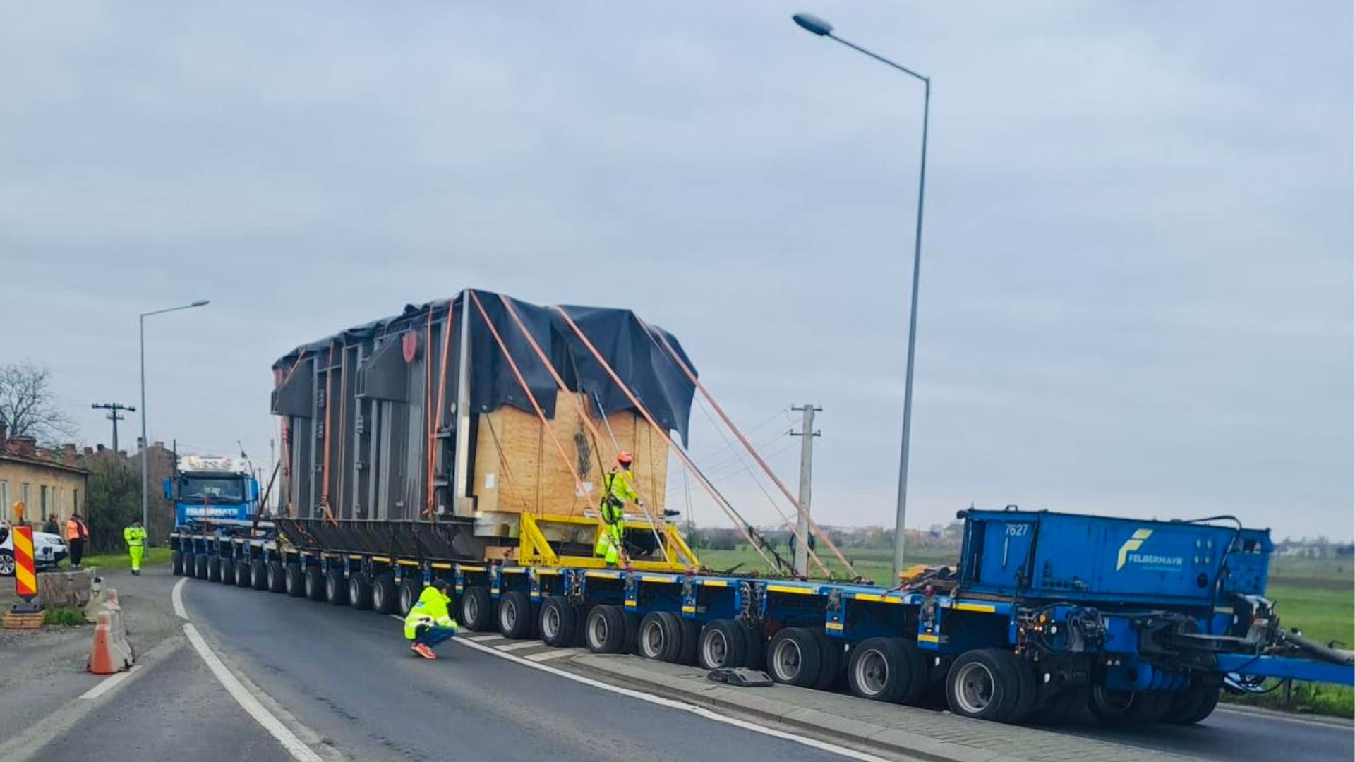 Șase transporturi agabaritice, în deplasare luni seara pe șoselele din țară