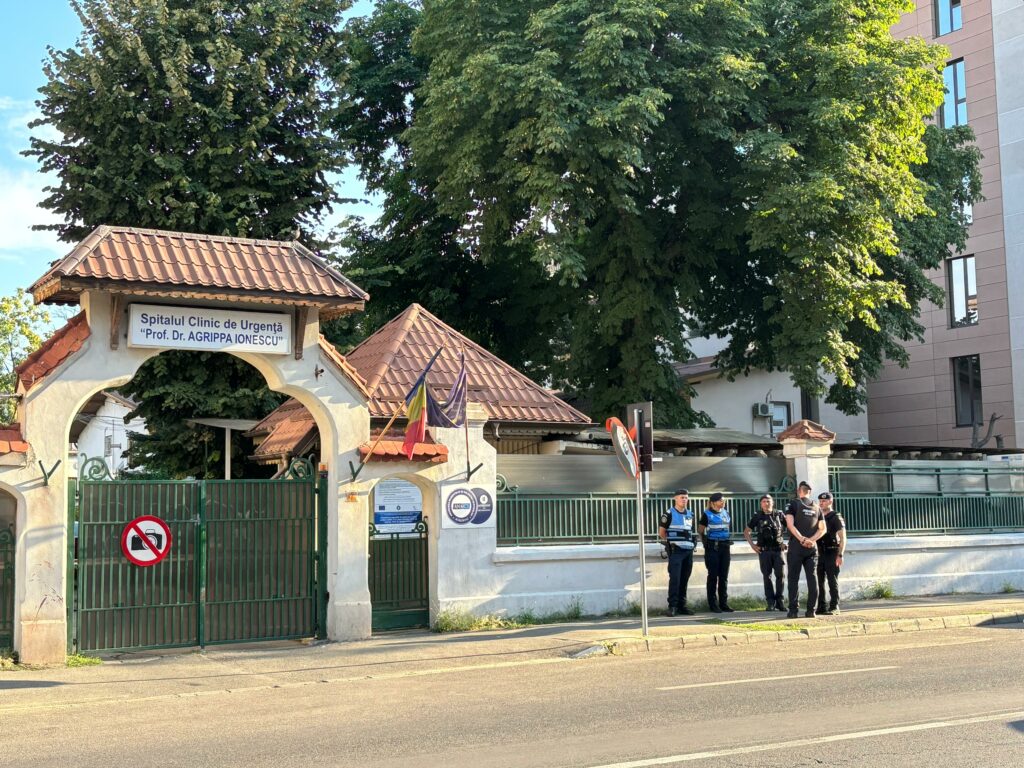 Zeci de polițiști și jandarmi păzesc spitalul unde se află sicriul lui Ion Iliescu
