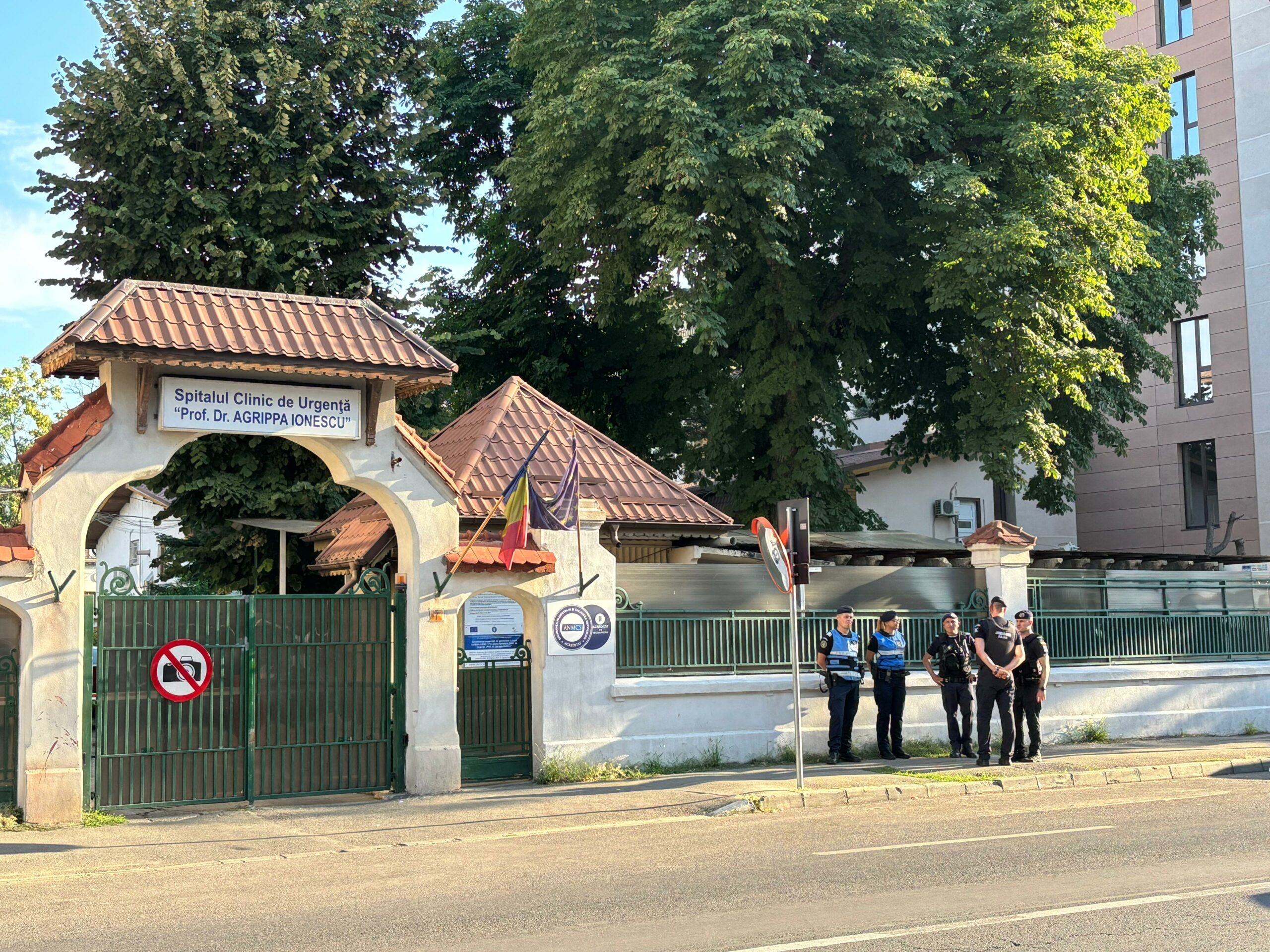 Zeci de polițiști și jandarmi păzesc spitalul unde se află sicriul lui Ion Iliescu Zeci de polițiști și jandarmi păzesc spitalul unde se află sicriul lui Ion Iliescu