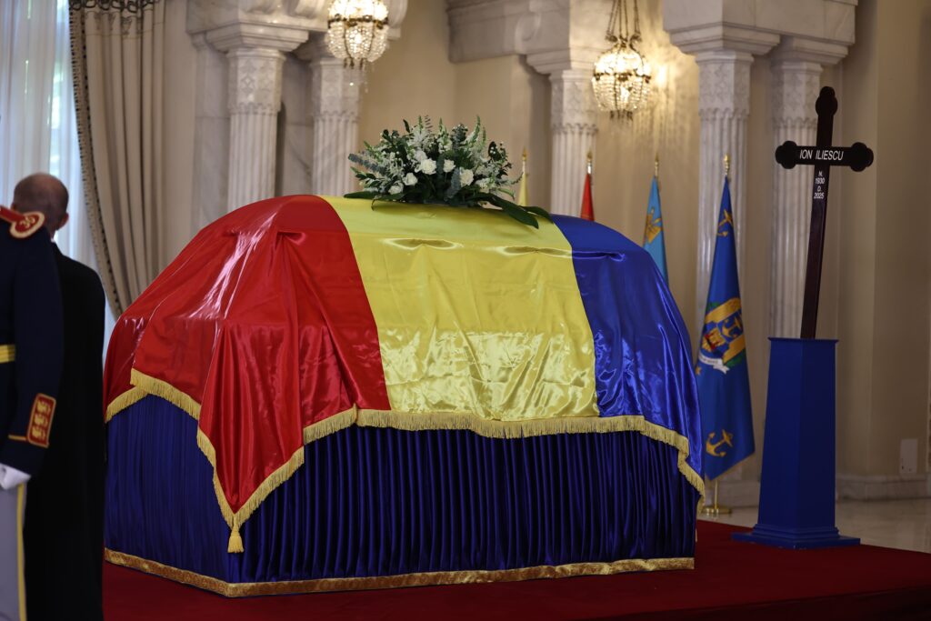 Funeralii Ion Iliescu | Sicriul a fost depus la Palatul Cotroceni. Emil Constantinescu, Ilie Bolojan și alți oficiali ai Guvernului aduc ultimele omagii