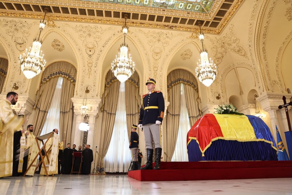 Câteva zeci de persoane așteaptă să intre la Cotroceni, pentru un ultim omagiu lui Ion Iliescu
