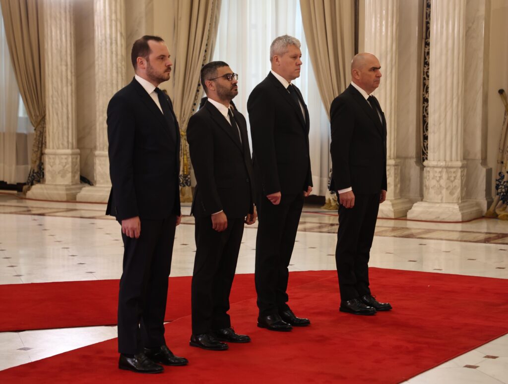 Premierul Ilie Bolojan și alți oficiali ai Guvernului au ajuns la Cotroceni, pentru ultimul omagiu adus lui Ion Iliescu