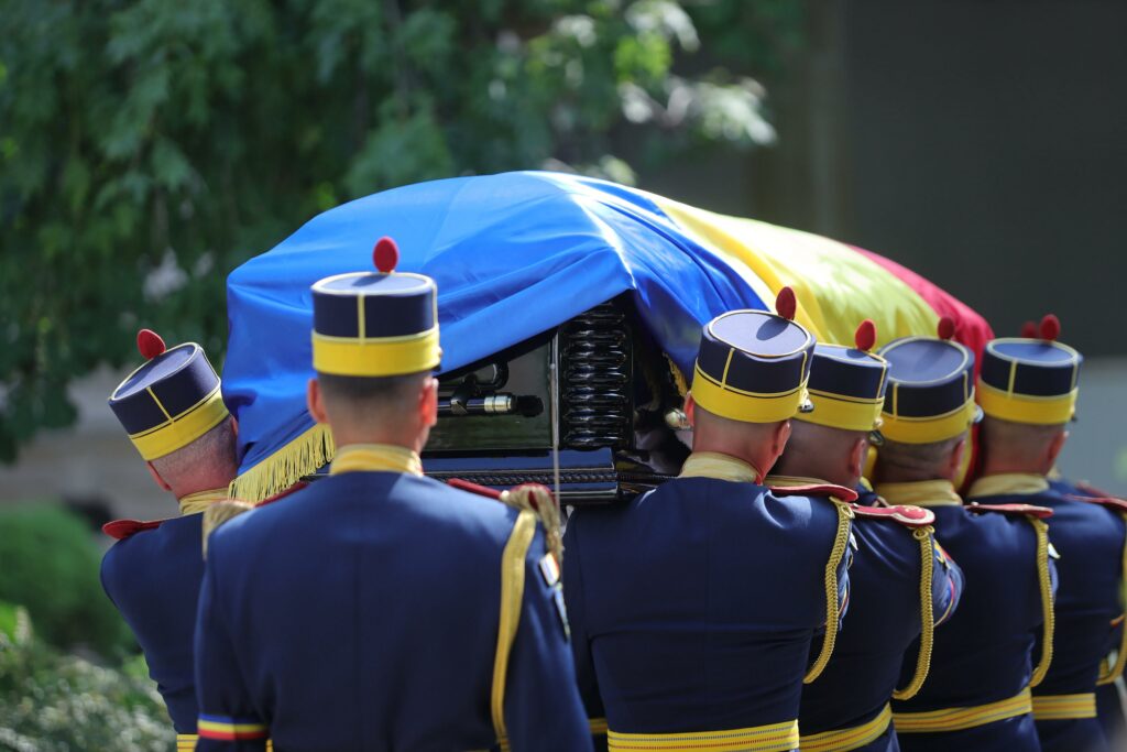 Fostul preşedinte Ion Iliescu a fost înmormântat astăzi, la Cimitirul Ghencea III, cu onoruri militare